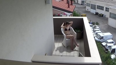 بالڪوني تي مشت زني ڪندي منهنجي نوجوان روم ميٽ تي جاسوسي ڪندي